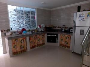 een keuken met een witte koelkast en een aanrecht bij Casa confortable santa marta-osman in Santa Marta