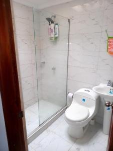 Casa confortable santa marta-osman في سانتا مارتا: حمام مع دش ومرحاض ومغسلة