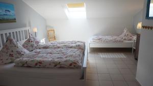 Ένα ή περισσότερα κρεβάτια σε δωμάτιο στο Bauernhof FeWo VI Seerose in Schwienkuhl an der Ostsee
