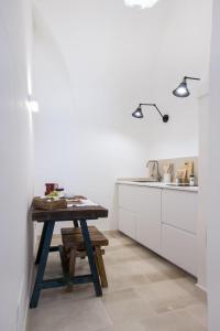 een keuken met een houten tafel en een wastafel bij Anfora dei Segreti - Suite Apartment in Polignano a Mare