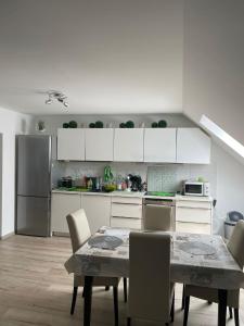 eine Küche mit einem Tisch und Stühlen in der Unterkunft Apartment 28 in Stadthagen