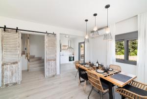 a dining room and kitchen with a table and chairs at VATHI SPIROS VILLAS in Agios Nikolaos
