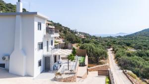 uma casa branca com vista para uma rua em VATHI SPIROS VILLAS em Agios Nikolaos