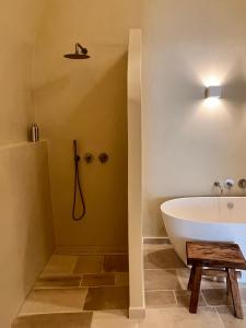 een badkamer met een bad, een toilet en een wastafel bij Anfora dei Segreti - Suite Apartment in Polignano a Mare