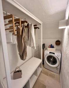 波利尼亞諾阿馬雷的住宿－Anfora dei Segreti - Suite Apartment，洗衣房配有洗衣机和洗衣机
