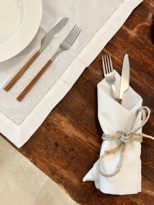 een tafel met een servet met vork en mes bij Anfora dei Segreti - Suite Apartment in Polignano a Mare +20 foto's