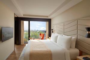 Postel nebo postele na pokoji v ubytování Hyatt Centric Juhu Mumbai