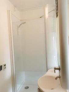 een badkamer met een douche, een toilet en een wastafel bij SUN1 O.R.TAMBO in Johannesburg