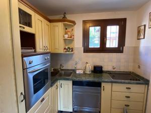 kuchnia ze zlewem i kuchenką w obiekcie Appart 6 pers, 3 ch - Proche pistes - Animaux admis, Parking - FR-1-445-180 w mieście Montgenèvre
