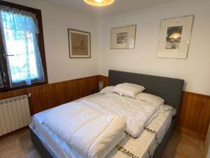 duże łóżko w pokoju z oknem w obiekcie Appart 6 pers, 3 ch - Proche pistes - Animaux admis, Parking - FR-1-445-180 w mieście Montgenèvre