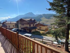 drewniany balkon z widokiem na miasto w obiekcie Appart 6 pers, 3 ch - Proche pistes - Animaux admis, Parking - FR-1-445-180 w mieście Montgenèvre
