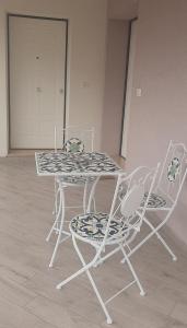 2 chaises, une table, une table et des chaises dans l'établissement La Rosa Verde, à Castrovillari