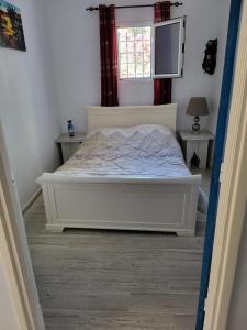 Postel nebo postele na pokoji v ubytování Au jardin d’Aghir: Villa arborée, avec piscine privée sans vis à vis!
