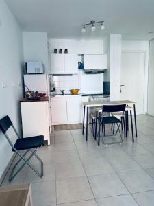 een keuken met een tafel en stoelen in een kamer bij Charming 50m With Terrace Near The Port in La Ciotat