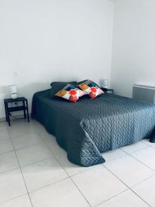 een slaapkamer met een bed en een tegelvloer bij Charming 50m With Terrace Near The Port in La Ciotat