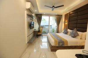 una camera d'albergo con letto e finestra di Hotel Keshav Residency near Medanta Pure Veg a Gurgaon