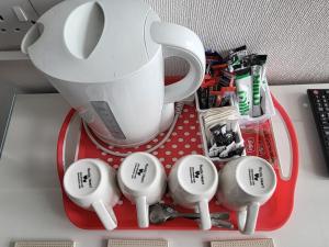 a blender on a red tray with four measuring cups at The Lumada in Blackpool