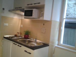 Kuchyň nebo kuchyňský kout v ubytování Apartments Mila