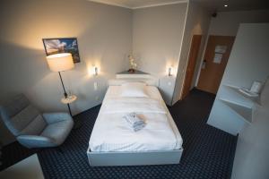 Ein Bett oder Betten in einem Zimmer der Unterkunft Hotel in Herrenhausen