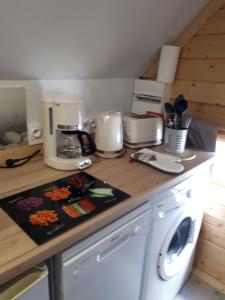 Nhà bếp/bếp nhỏ tại Gite insolite kota finlandais +13 ảnh