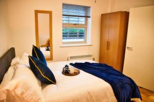 Säng eller sängar i ett rum på Stunning Modern Coventry City Apartment Free WiFi