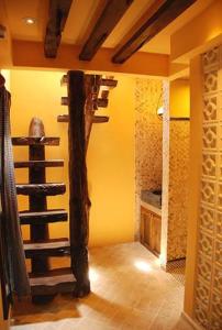 佳林村的住宿－汎水淩山花園民宿，客房设有带木架的酒窖。