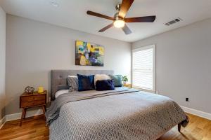 1 dormitorio con 1 cama y ventilador de techo en RomAria, en Austin