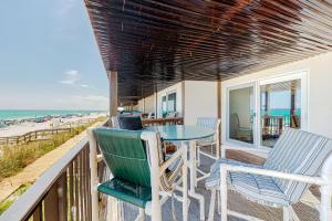 einen Balkon mit Tisch und Stühlen sowie Strand in der Unterkunft Costa Del Sol C1- Scenic Sands in Destin