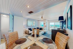 Costa Del Sol C1- Scenic Sands في ديستين: غرفة معيشة مع طاولة وكراسي