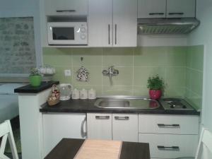 Kuchyň nebo kuchyňský kout v ubytování Apartments Mila