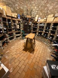 uma mesa no meio de uma sala com garrafas de vinho em Il Castello em Villaputzu
