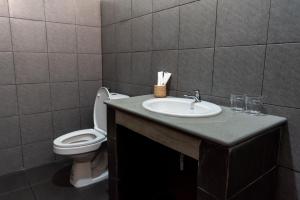 ein Badezimmer mit Waschbecken und Toilette in der Unterkunft Beyond Angkor Homestay - Private Floor 2-Bedroom & Living Room in Siem Reap + 14 Fotos