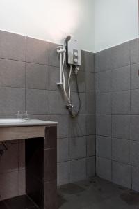 ein Badezimmer mit Dusche und Waschbecken in der Unterkunft Beyond Angkor Homestay - Private Floor 2-Bedroom & Living Room in Siem Reap
