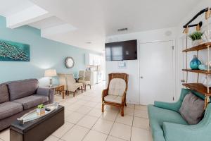 - un salon avec un canapé et des chaises dans l'établissement Ocean Reef 110, à Gulf Shores