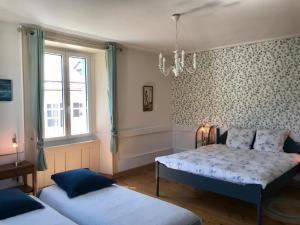 um quarto com 2 camas e uma janela em Hôtel Von Bergen em La Sagne