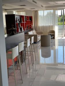 ein Wohnzimmer mit einem Tisch und Stühlen in der Unterkunft HotelLuxuryPrato in Prato