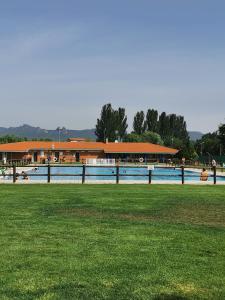 Anguciana的住宿－ANGUCIANAETXEA，一座游泳池,其建筑背景为: