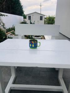 una panchina bianca con una pianta in vaso sopra di La casa di Nina a Lecce Altre 63 foto