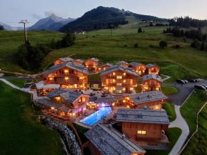 een luchtzicht op een groot huis met lichten aan bij Bergdorf Hotel Zaglgut in Kaprun