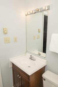 un baño con lavabo y espejo en Stroll to Slopes, Village Area, Ski in-out MtLodge 343, en Snowshoe 31 fotos más