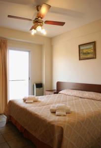 1 dormitorio con 1 cama con 2 toallas en Wilson Apart Hotel en Salta