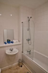 a bathroom with a shower and a sink at Stunning Modern Coventry City Apartment Free WiFi in Coventry