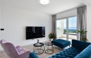 Televízia a/alebo spoločenská miestnosť v ubytovaní Nice Home In Makarska