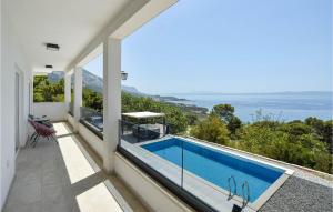 Bazén v ubytovaní Nice Home In Makarska alebo v jeho blízkosti