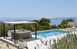 Bazén v ubytovaní Nice Home In Makarska alebo v jeho blízkosti