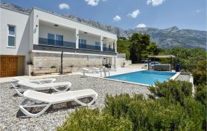 Bazén v ubytovaní Nice Home In Makarska alebo v jeho blízkosti