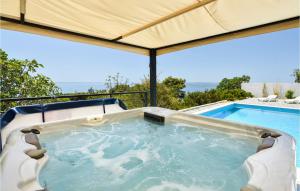 Bazén v ubytovaní Nice Home In Makarska alebo v jeho blízkosti