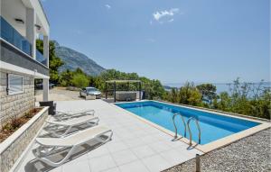 Bazén v ubytovaní Nice Home In Makarska alebo v jeho blízkosti