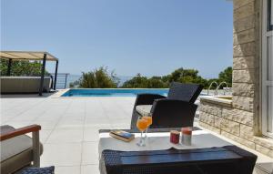 Bazén v ubytovaní Nice Home In Makarska alebo v jeho blízkosti