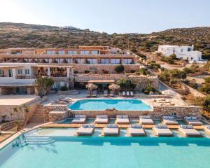 Bazén v ubytování Mythic Paros , Adults Only nebo v jeho okolí